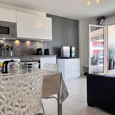 T2 Climatisé Avec Grande Terrasse, Piscine Et Parking Privatif, Proche Et Commerces. - Fr-1-251-441 *